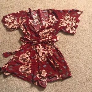 Super cute floral romper!! Great condition